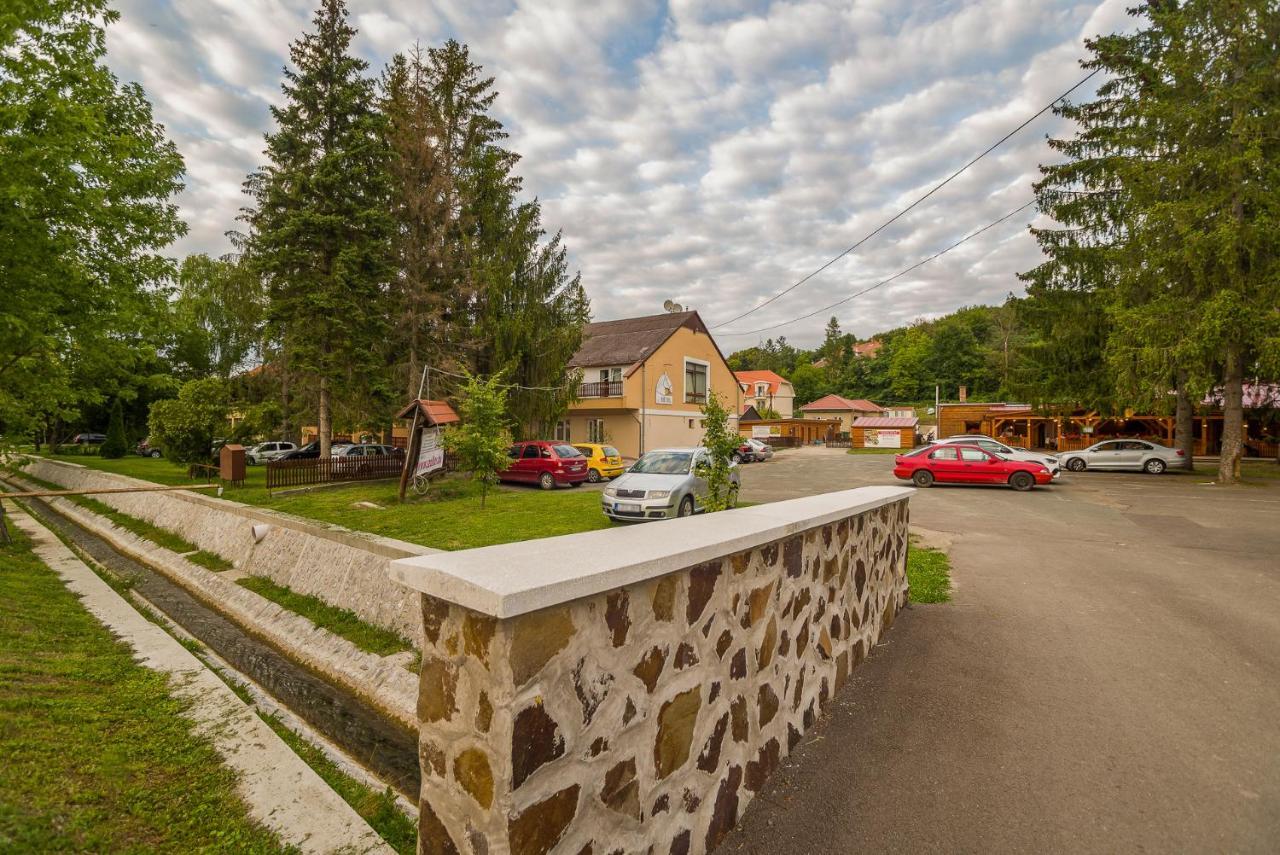 Lipicai Hotel Es Etterem Szilvásvárad エクステリア 写真